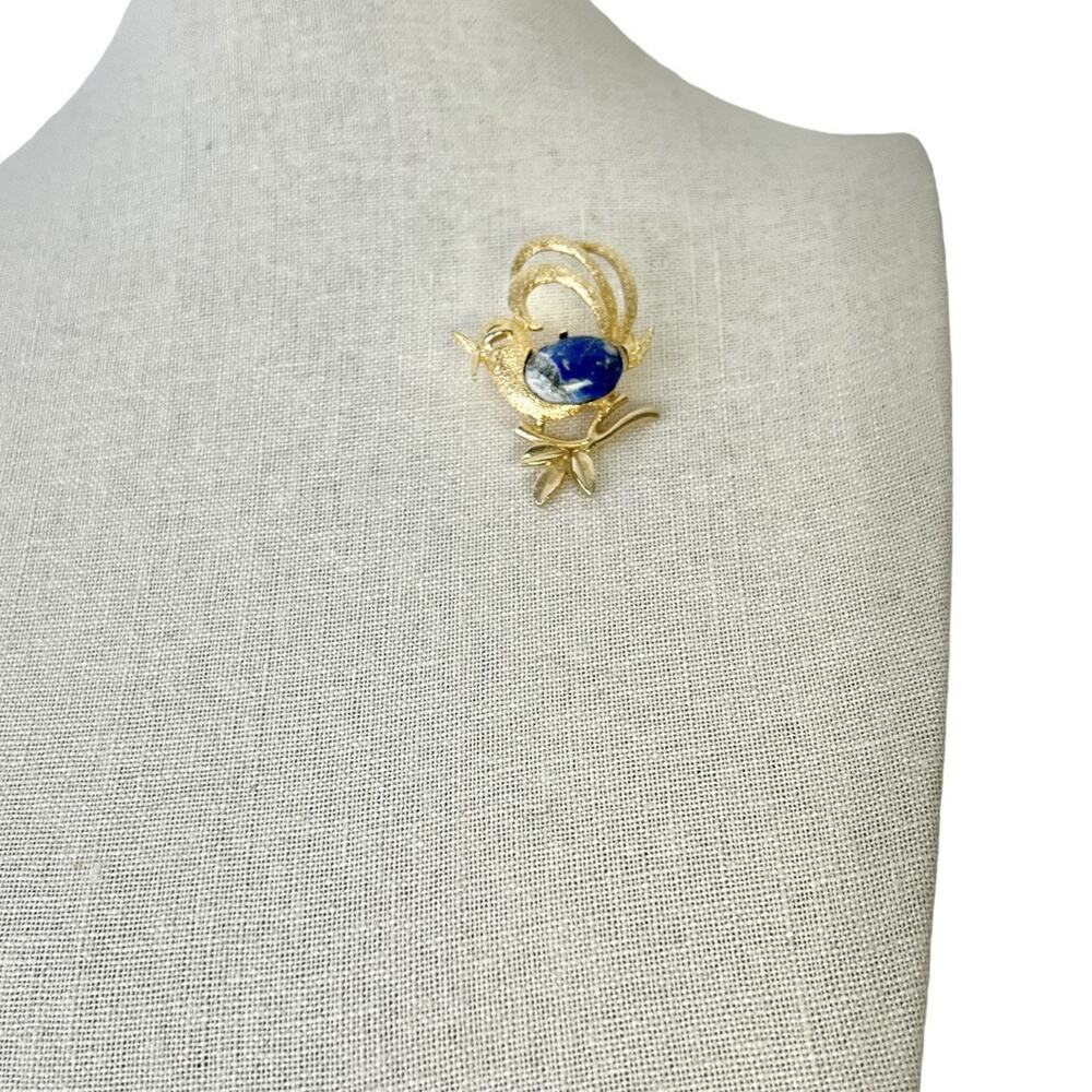 Bird Brooch Vintage Blue Cabochon Textured Stone Gold Tone Swirl Tail 2 Inch - Picture 5 of 11